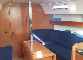 Rent a sailboat in Contra Muelle Mollet - Bavaria 32 Cruiser