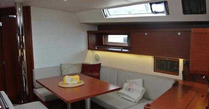 Rent a sailboat in Porto Mirabello - Oceanis 45