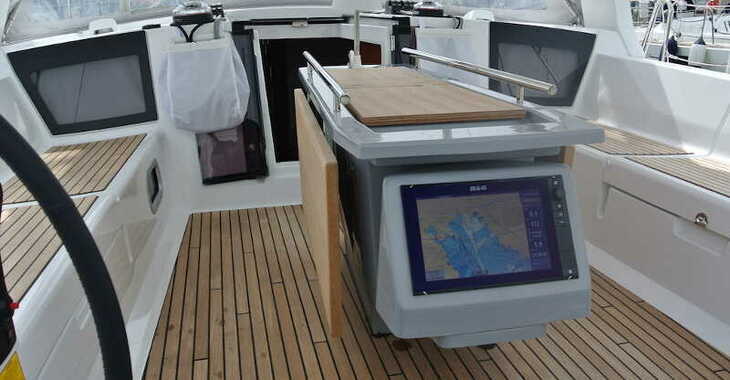Chartern Sie segelboot in Porto Mirabello - Oceanis 45
