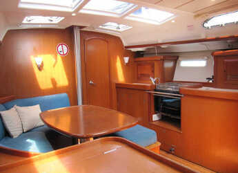 Chartern Sie segelboot in Vinišće - Oceanis 393 Clipper