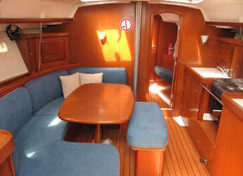 Chartern Sie segelboot in Vinišće - Oceanis 393 Clipper