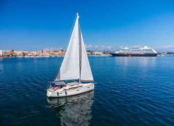 Rent a sailboat in Preveza Marina - Bavaria 37 Cruiser