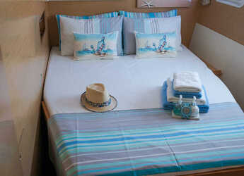 Rent a catamaran in Ormos Panagias - Lagoon 400