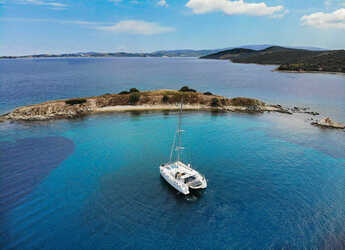 Rent a catamaran in Ormos Panagias - Lagoon 400