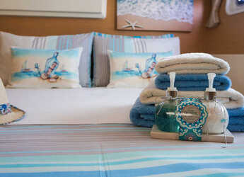 Rent a catamaran in Ormos Panagias - Lagoon 400