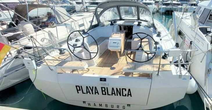 Rent a sailboat in Muelle de la lonja - Bavaria C42