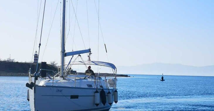 Rent a sailboat in Port Porto Re - Bavaria 36