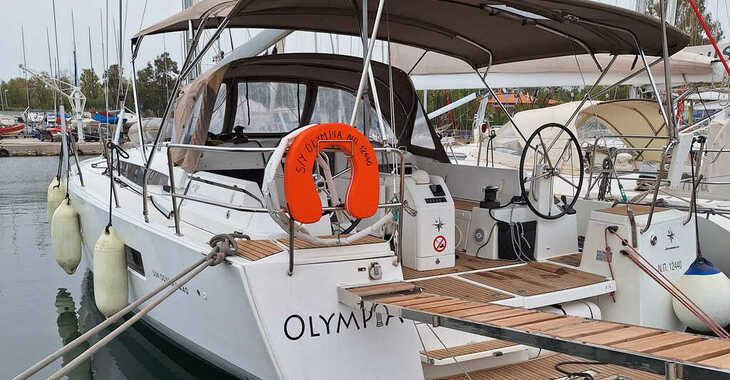 Rent a sailboat in Marina Mandalina - Oceanis Yacht 62