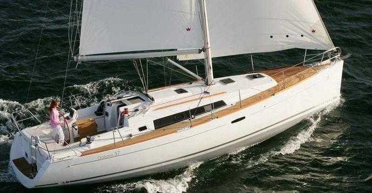 Rent a sailboat in Porto Lotti  - Oceanis 37
