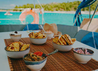 Alquilar catamarán en Nikiti - Lagoon 380