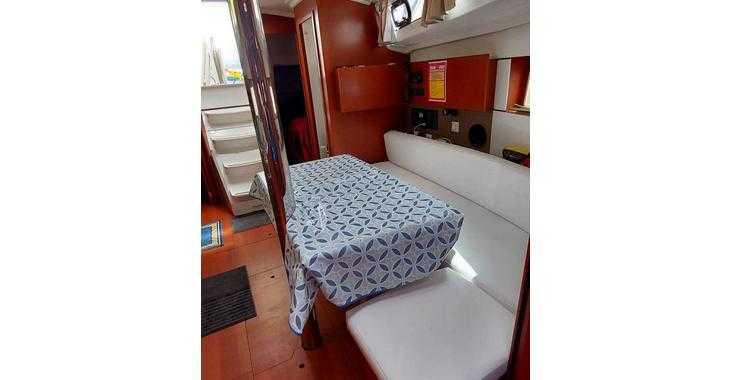 Rent a sailboat in Marina di Cannigione - Oceanis 38.1