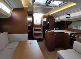 Rent a sailboat in Marina di Portorosa - Sun Odyssey 410