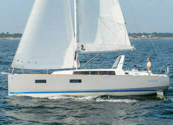 Rent a sailboat in Marina di Portorosa - Oceanis 38