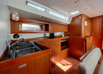 Rent a sailboat in Porto Mirabello - Oceanis 48