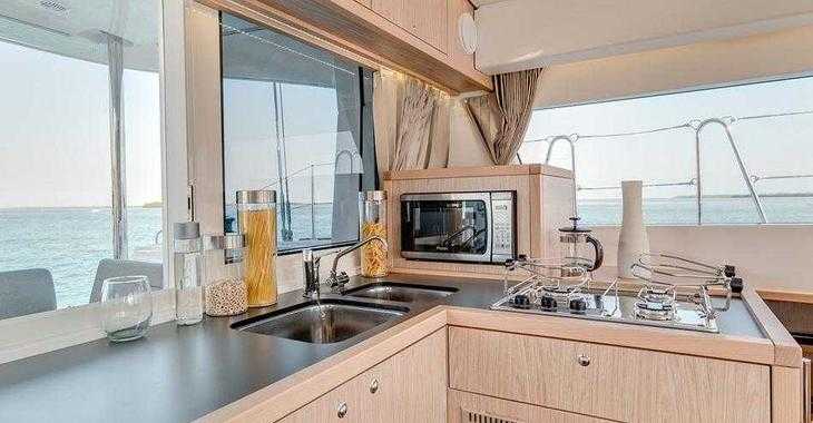 Rent a catamaran in Tradewinds - Lagoon 39 - 4 + 2 cab.