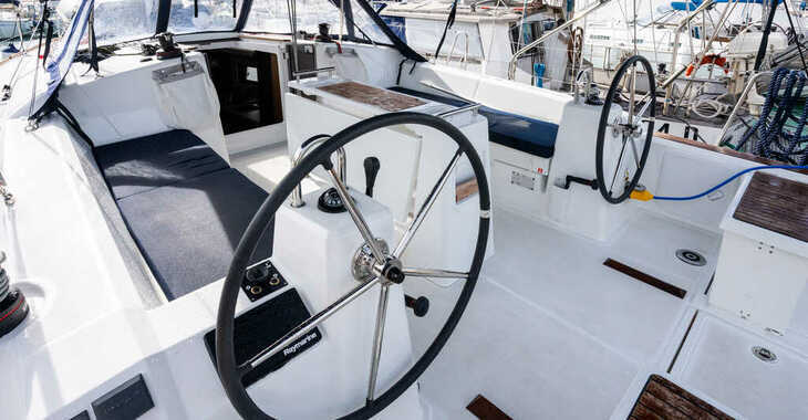 Chartern Sie segelboot in Marina Cala de Medici - Oceanis 38.1
