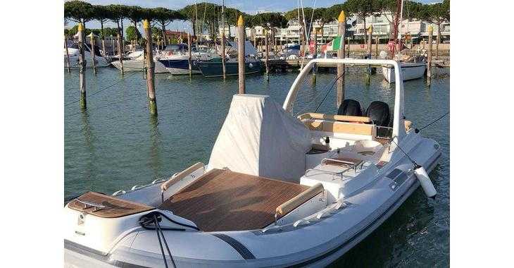 Chartern Sie motorboot in Marina di Cannigione - Lord 26
