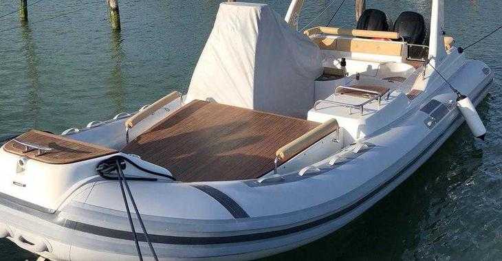 Rent a motorboat in Marina di Cannigione - Lord 26