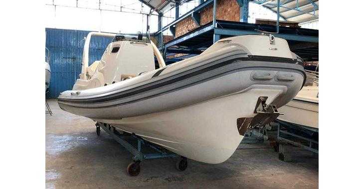 Chartern Sie motorboot in Marina di Cannigione - Lord 26