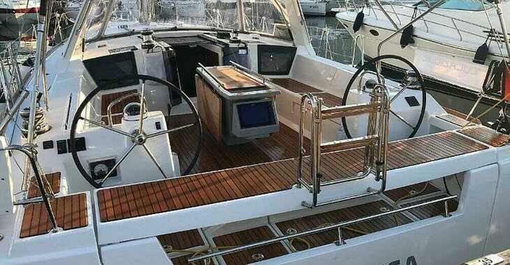 Rent a sailboat in Porto Mirabello - Oceanis 45
