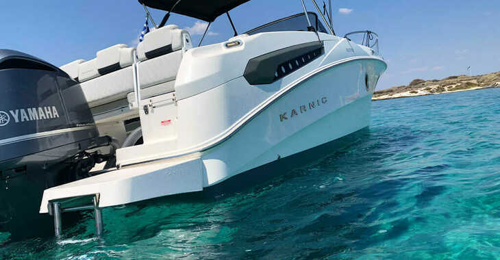 Louer bateau à moteur à Glifadha Marina A - Karnic SL 702