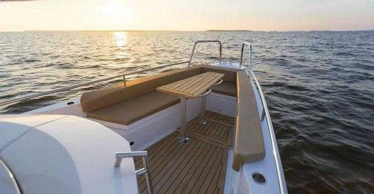 Chartern Sie motorboot in Marina Novi - Axopar 28