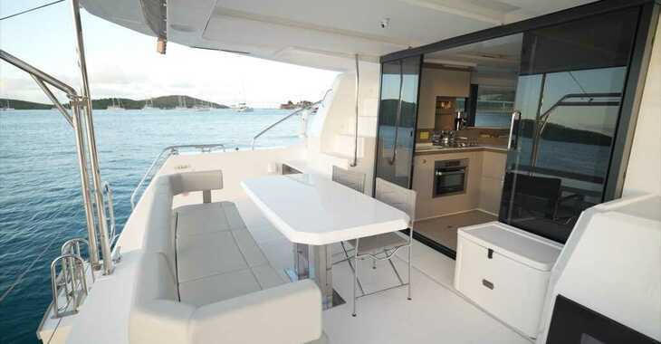 Rent a motorboat in Palm Cay Marina - Moorings 403 PC (Exclusive Plus)