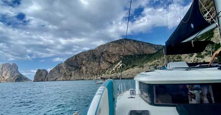 Rent a catamaran in Club Naútico de Sant Antoni de Pormany - Lagoon 450