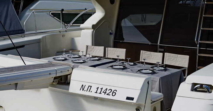 Chartern Sie yacht in Glifadha Marina A - Ferretti 57 Fly Anniversary