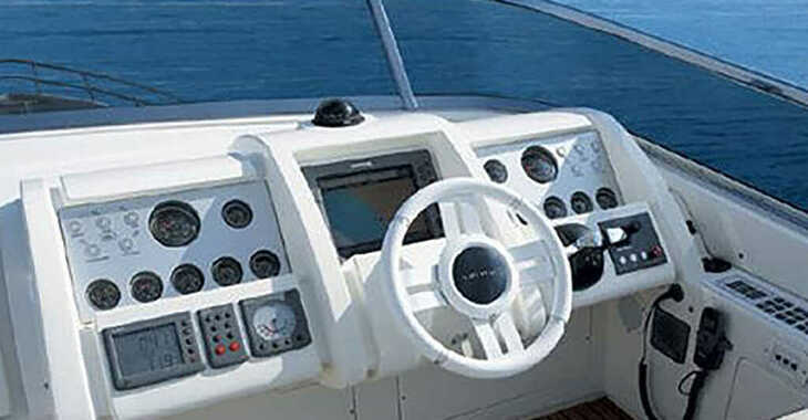 Chartern Sie yacht in Marina Gouvia - Azimut 85F