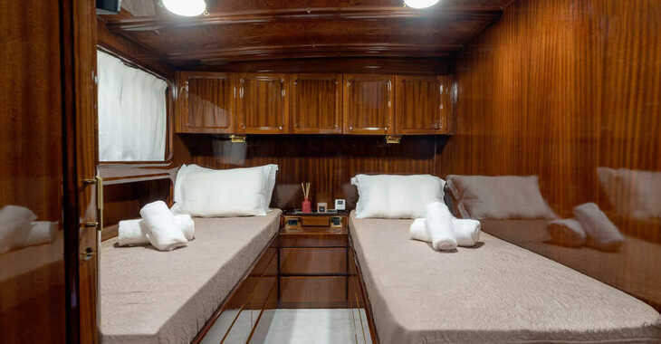 Rent a motorboat in Marina Zeas - CCYD 85