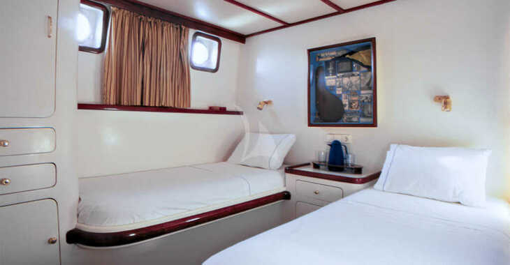 Chartern Sie motorboot in Marina Zeas - Custom Motor Sailer 80'