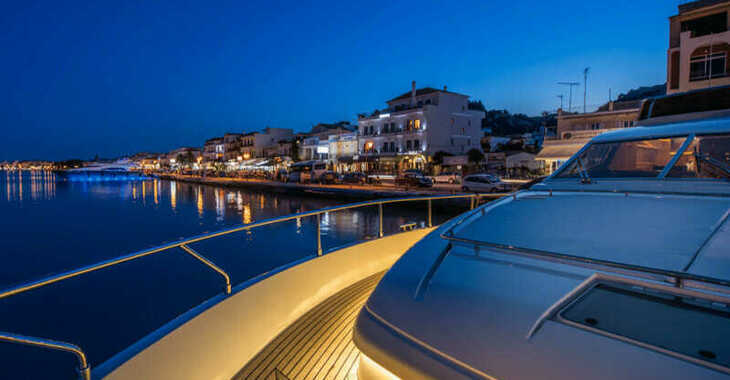 Chartern Sie yacht in Alimos Marina - Ferretti 225