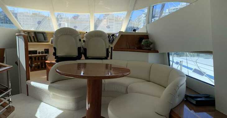 Chartern Sie yacht in Marina Zeas - Fairline Squadron 52