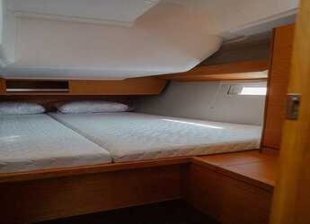 Rent a sailboat in Alimos Marina - Dufour 430
