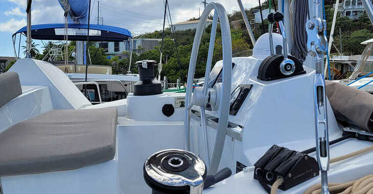Rent a catamaran in Nanny Cay - Bali 4.2 - 4 + 1 cab.