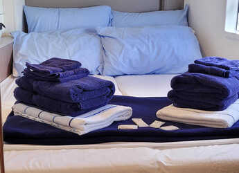 Rent a catamaran in Nanny Cay - Bali 4.2 - 4 + 1 cab.