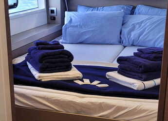 Rent a catamaran in Nanny Cay - Bali 4.2 - 4 + 1 cab.