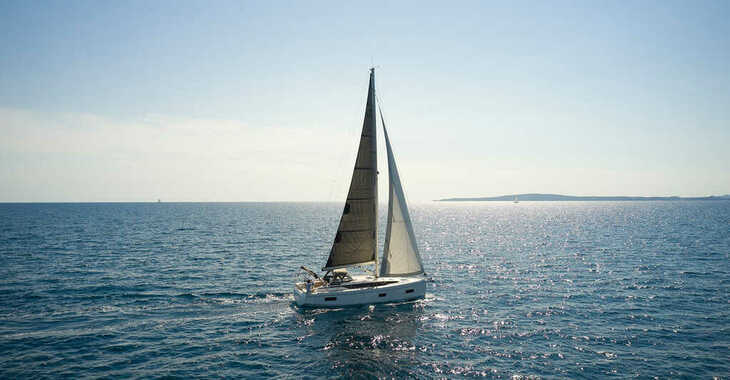 Rent a sailboat in ACI Jezera - Bavaria C38