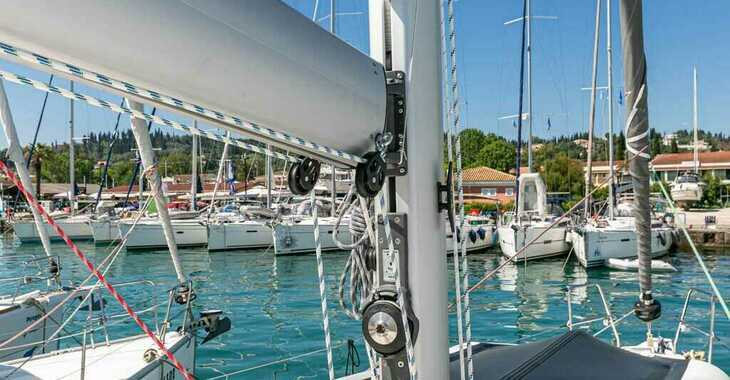 Rent a sailboat in Lefkas Marina - Bavaria C42