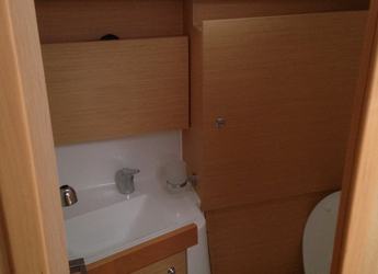 Rent a sailboat in Lefkas Marina - Oceanis 38 - 3 cab.