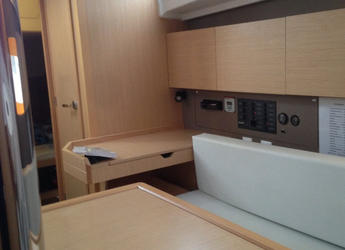 Rent a sailboat in Lefkas Marina - Oceanis 38 - 3 cab.