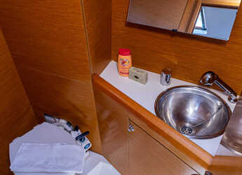 Rent a sailboat in D-Marin Marina Lefkas - Sun Odyssey 349 - 3 cab.