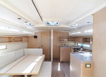 Rent a sailboat in Porto Capo d'Orlando Marina - Oceanis 40.1