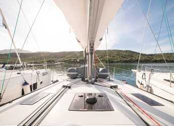 Chartern Sie segelboot in Cala dei Sardi - Oceanis 40.1 (3cab)