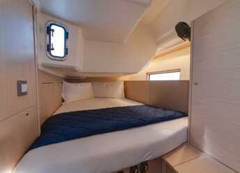 Chartern Sie segelboot in Cala dei Sardi - Oceanis 40.1 (3cab)