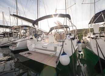 Chartern Sie segelboot in Cala dei Sardi - Oceanis 40.1 (3cab)