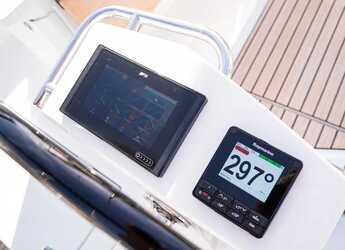 Chartern Sie segelboot in Cala dei Sardi - Oceanis 40.1 (3cab)