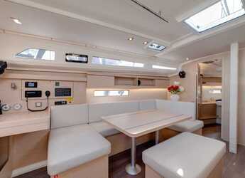 Chartern Sie segelboot in Cala dei Sardi - Oceanis 40.1 (3cab)