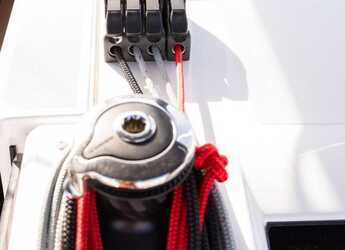 Chartern Sie segelboot in Cala dei Sardi - Oceanis 40.1 (3cab)